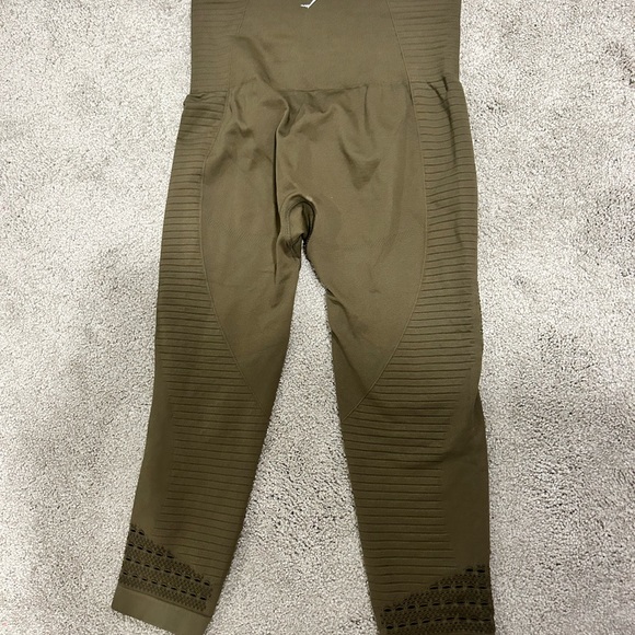 LIKE NEW GYMSHARK ENERGY SEAMLESS CAPRI. Size Medium  (tag removed) - Picture 3 of 5